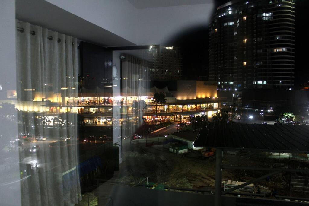 Apartment Abreeza 1br W/ Balcony,wifi & Netflix *