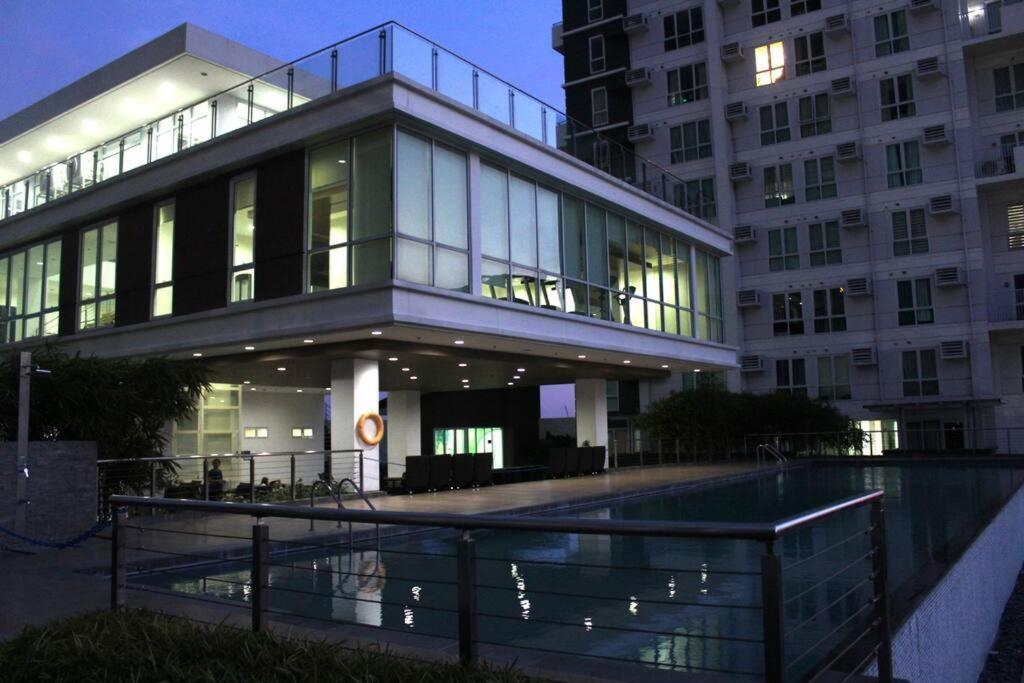 Abreeza 1br W/ Balcony,wifi & Netflix * Davao