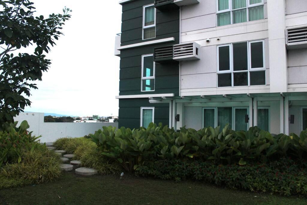 Abreeza 1br W/ Balcony,wifi & Netflix Apartment Davao