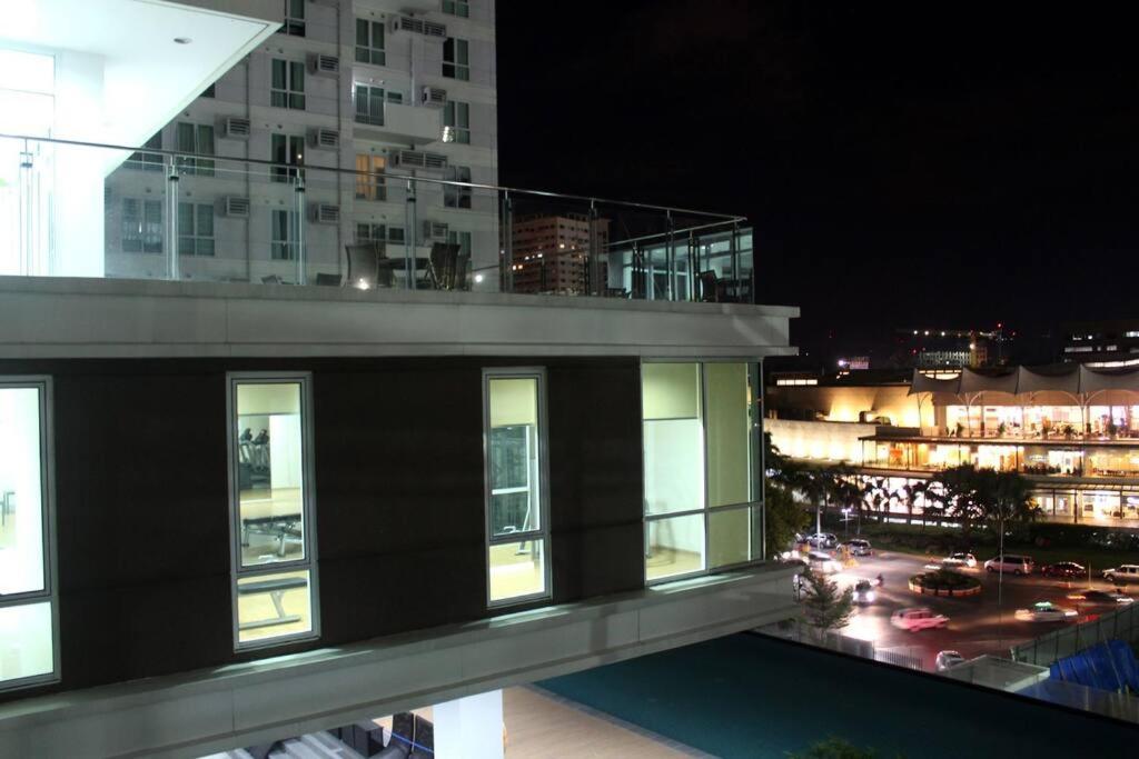 Abreeza 1br W/ Balcony,wifi & Netflix Apartment *