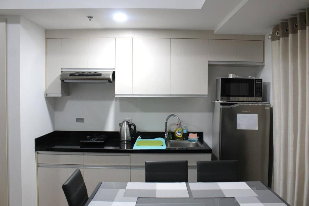 Abreeza 1br W/ Balcony,wifi & Netflix * Davao